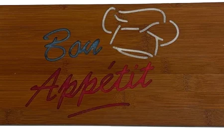 Planche à découper en bambou. Insert en résine époxy